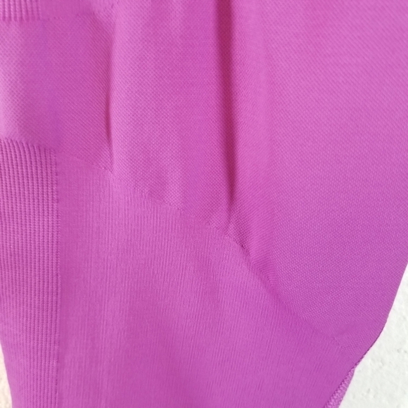 Lululemon zone in tight seamless fuschia compression leggings - Picture 10 of 11